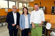 Alles neu in der Küche der LFS Kleßheim: LR Josef Schwaiger, Direktorin Burgi Kaiser und Gery Berner (Küchenleiter).