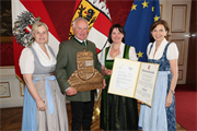 LTP Brigitta Pallauf und LK-Vizepräsidentin Claudia Entleitner bei der Übergabe der Auszeichnung an Familie Haas, die seit 1643 das Sterzl- oder Pfarrhubgut in Thalgau besitzt und bewirtschaftet.