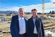 LR Martin Zauner mit dem Geschäftsführern von Heimat Österreich Stephan Gröger bei der Grundsteinlegung des Wohnbauprojekts in Salzburg-Gneis.