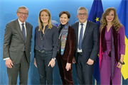 Stark vertreten in der EU: LH Wilfried Haslauer, LPT Brigitta Pallauf, LR Josef Schwaiger und Michaela Petz-Michez (EU-Verbindungsbüro) bei EU-Parlamentspräsidentin Roberta Metsola (2. v.l.)